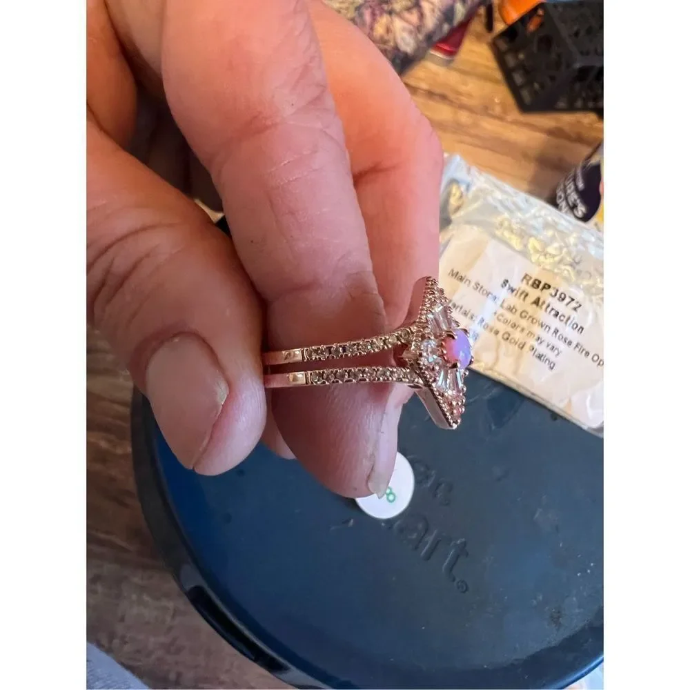 Woman's size 8 ring - Picture 3 of 6